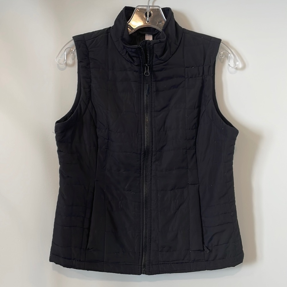 Excellent used. Black quilted vest. size PS